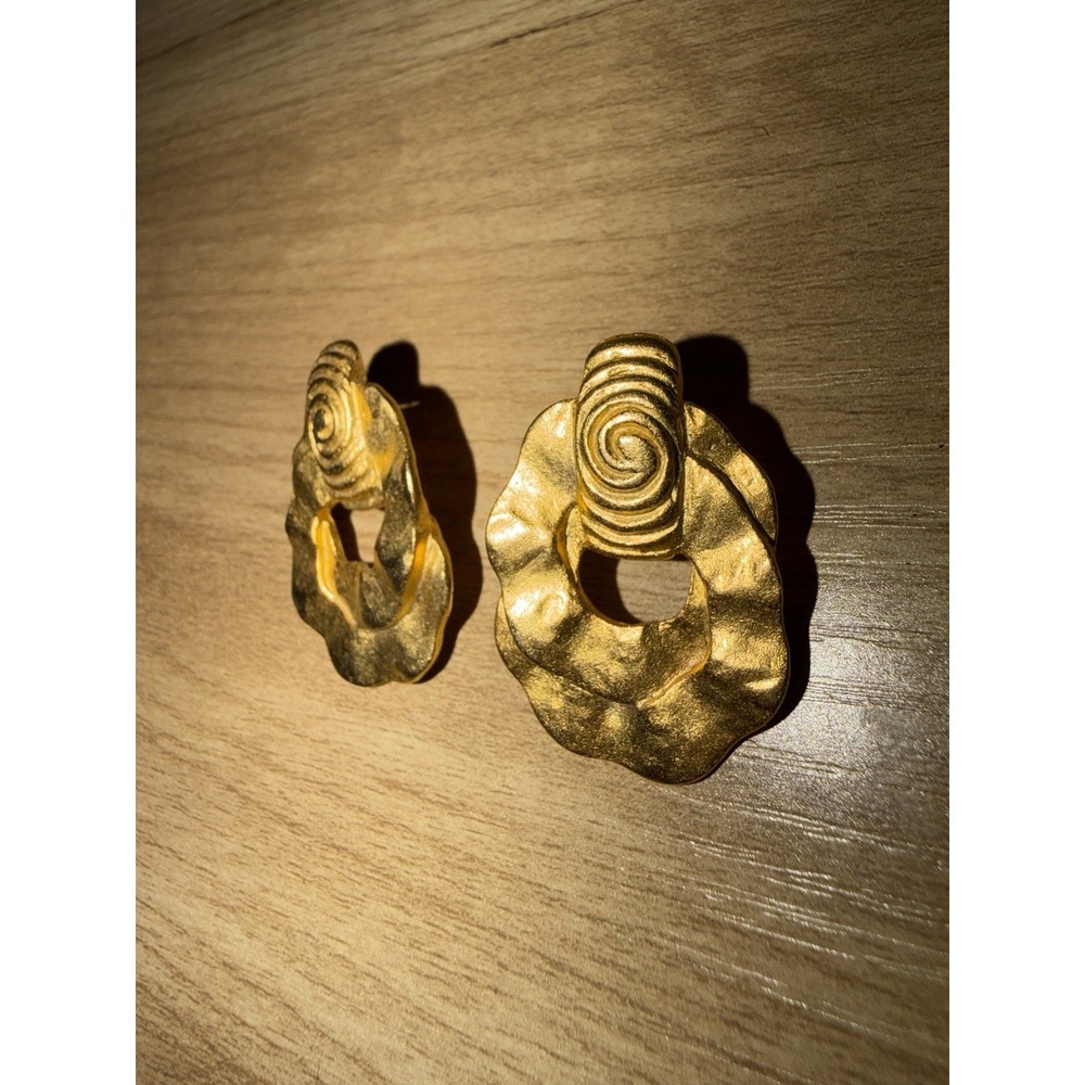 Vtg Hammered Matte Gold Tone Stud Dangle Pierced Earrings Wavy Hoop Statement